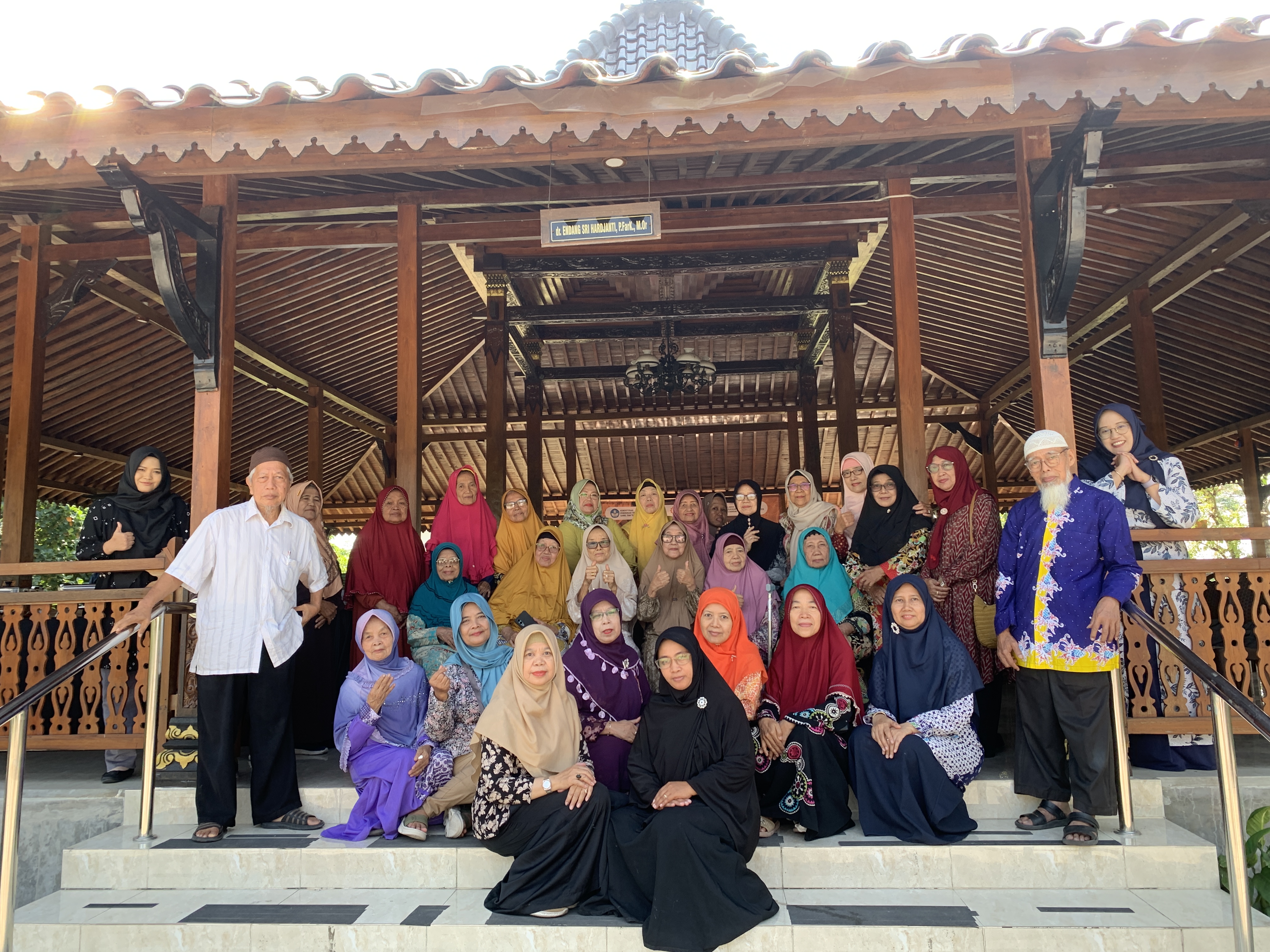 Grup Riset CRiMS Fakultas Teknik UNS Edukasi Lansia Menggunakan Kompor Induksi secara Aman melalui Program Clean Cooking for Elderly