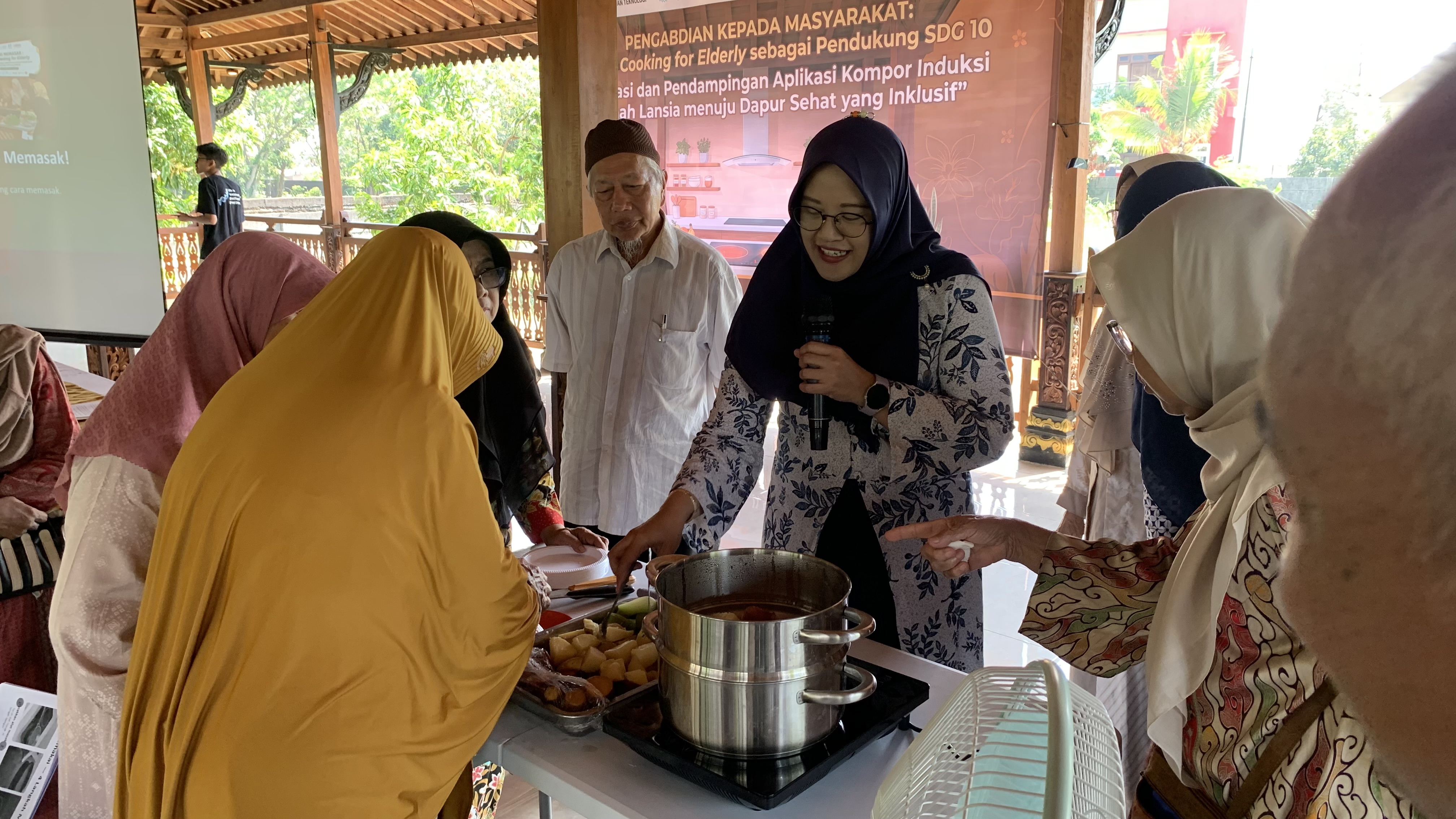 Grup Riset CRiMS Fakultas Teknik UNS Edukasi Lansia Menggunakan Kompor Induksi secara Aman melalui Program Clean Cooking for Elderly