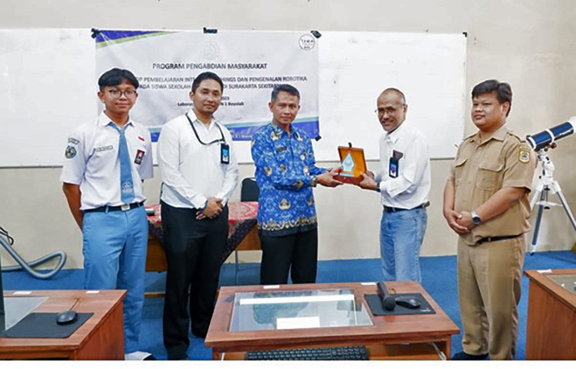 Tim Riset Grup CriMS Teknik Industri FT UNS Adakan Workshop Pembelajaran Internet Of Things dan Pengenalan Robotika