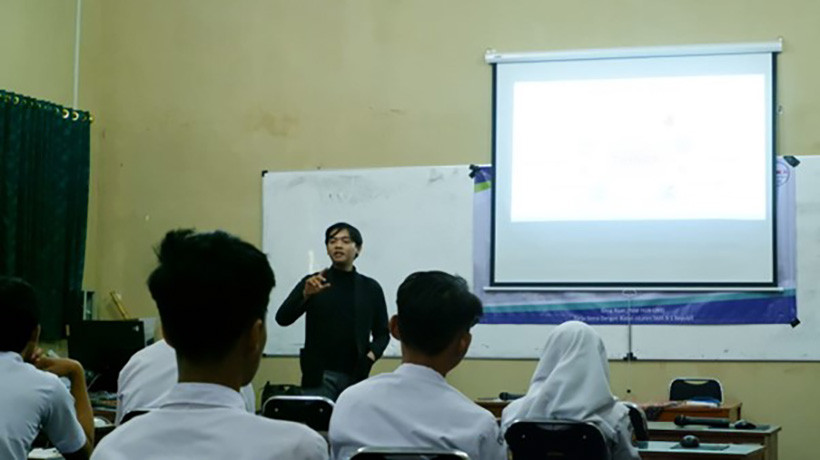 Tim Riset Grup CriMS Teknik Industri FT UNS Adakan Workshop Pembelajaran Internet Of Things dan Pengenalan Robotika