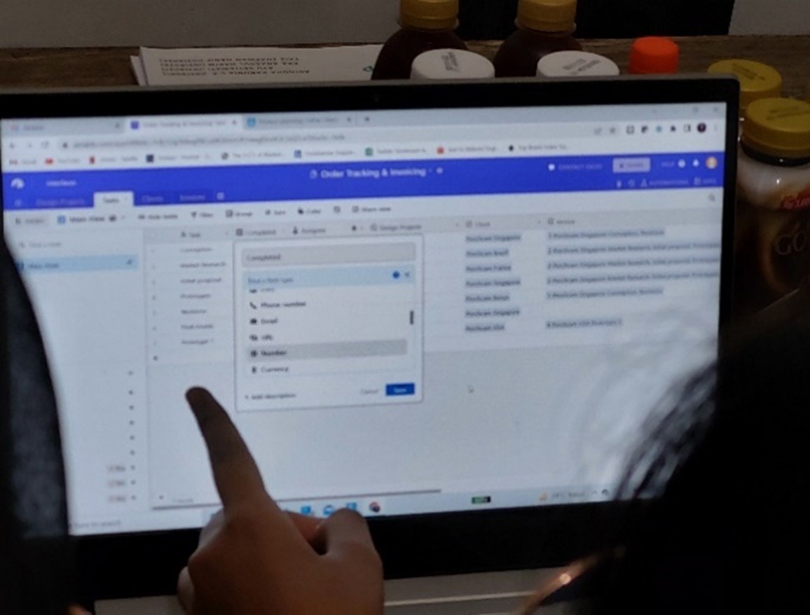 Program Kemitraan Masyarakat Grup Riset CRiMS (Center for Research and Manufacturing Systems) Sosilisasi, Pelatihan dan Pendampingan Digitalisasi Sistem Persediaan Bahan Baku dan Penjadwalan Karyawan di Industri Furniture Serenan UD Mella Kreasi