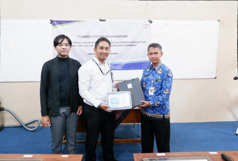 PERANCANGAN PERANGKAT PEMBELAJARAN INTERNET OF THINGS DAN PENGENALAN ROBOTIKA KEPADA SISWA SEKOLAH MENENGAH DI SURAKARTA SEKITARNYA